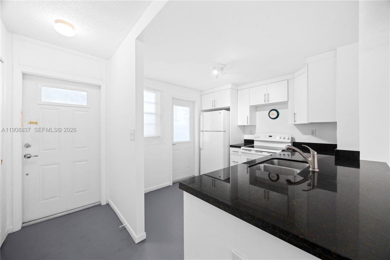 619 NE 14th Ave, Unit 304, Hallandale Beach, FL 33009 Photo