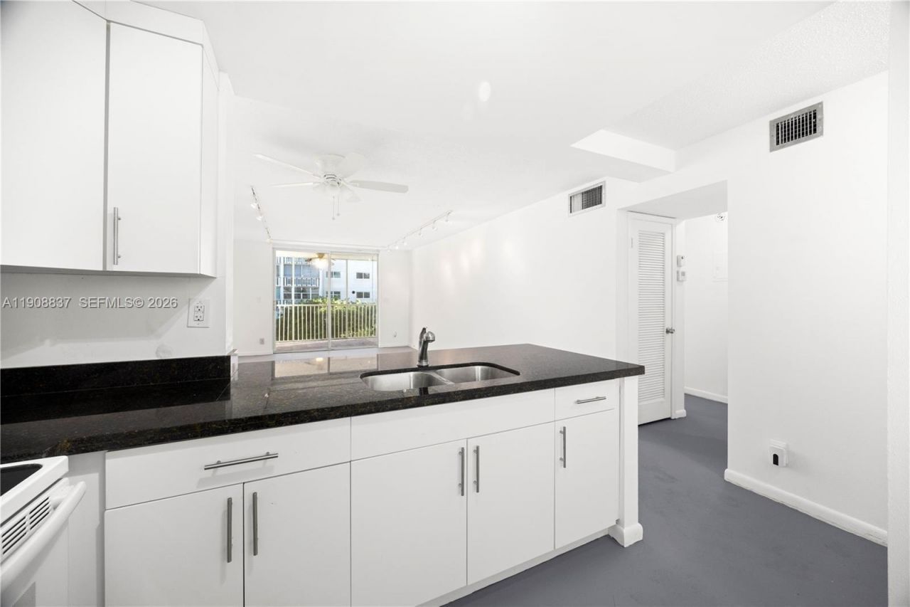 619 NE 14th Ave, Unit 304, Hallandale Beach, FL 33009 Photo