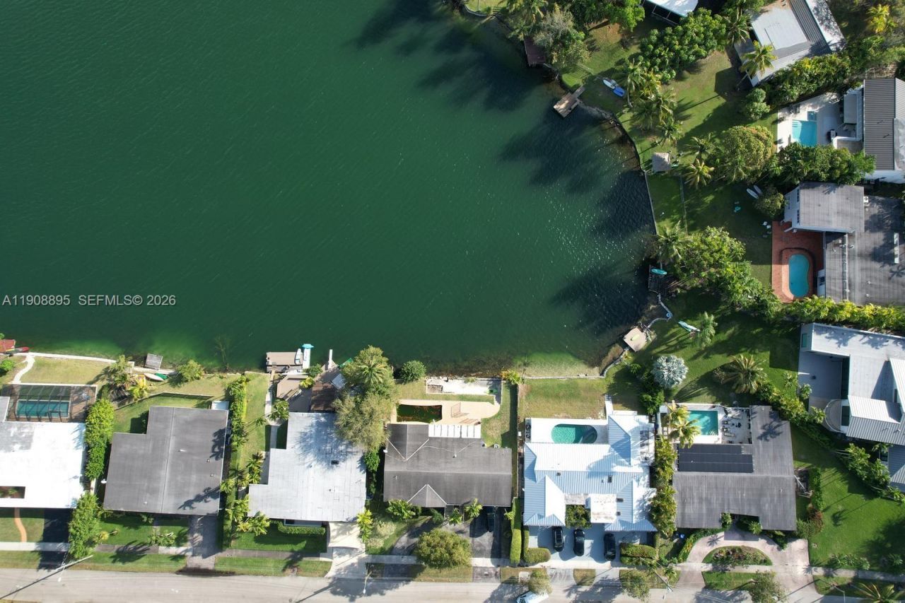 2010 NE 196th Ter, North Miami Beach, FL 33179 Photo