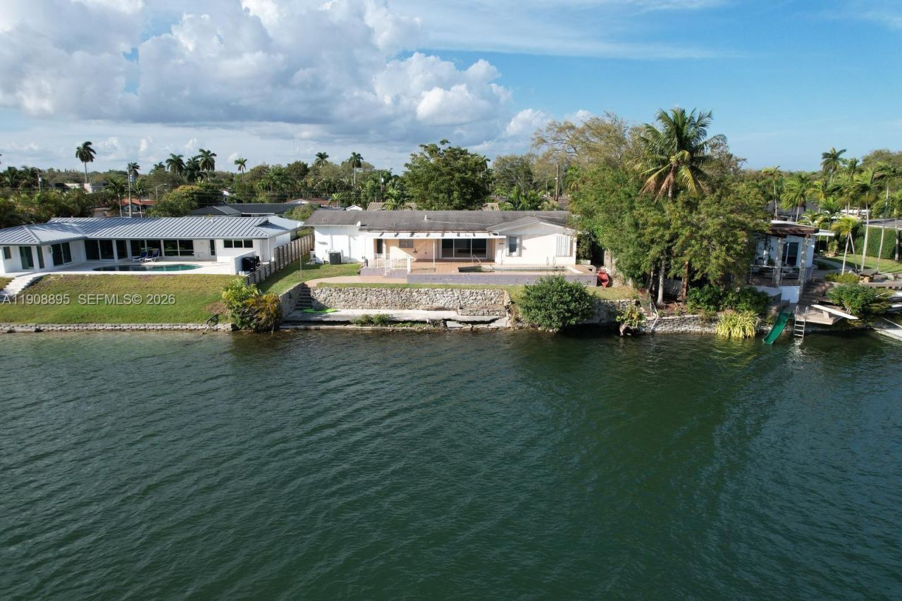 2010 NE 196th Ter, North Miami Beach, FL 33179 Photo