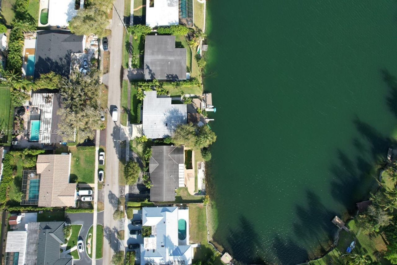 2010 NE 196th Ter, North Miami Beach, FL 33179 Photo