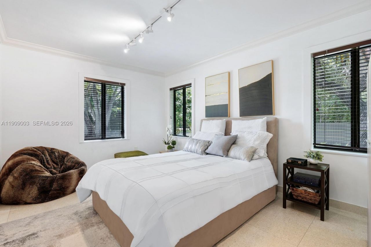 575 Hibiscus Ln, Miami, FL 33137 Photo