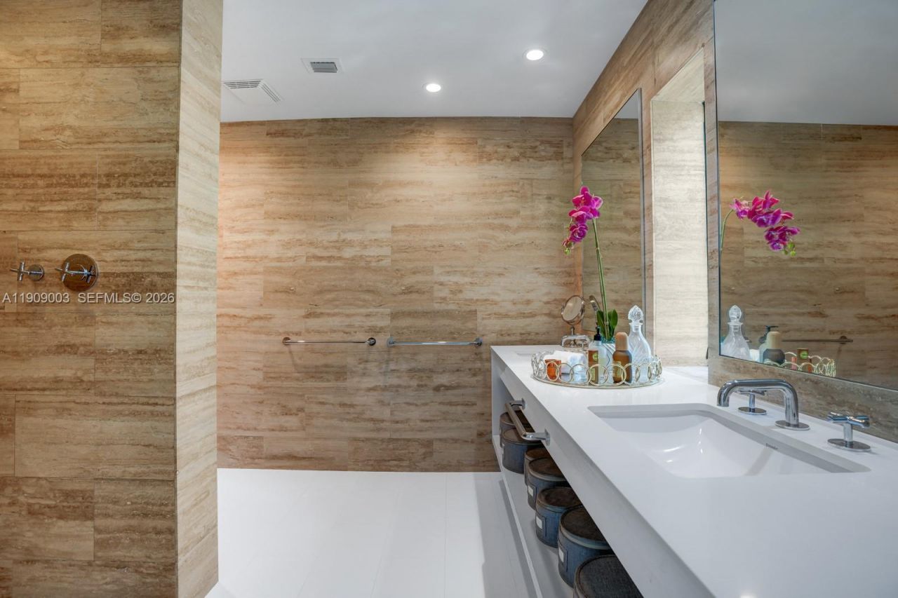 575 Hibiscus Ln, Miami, FL 33137 Photo