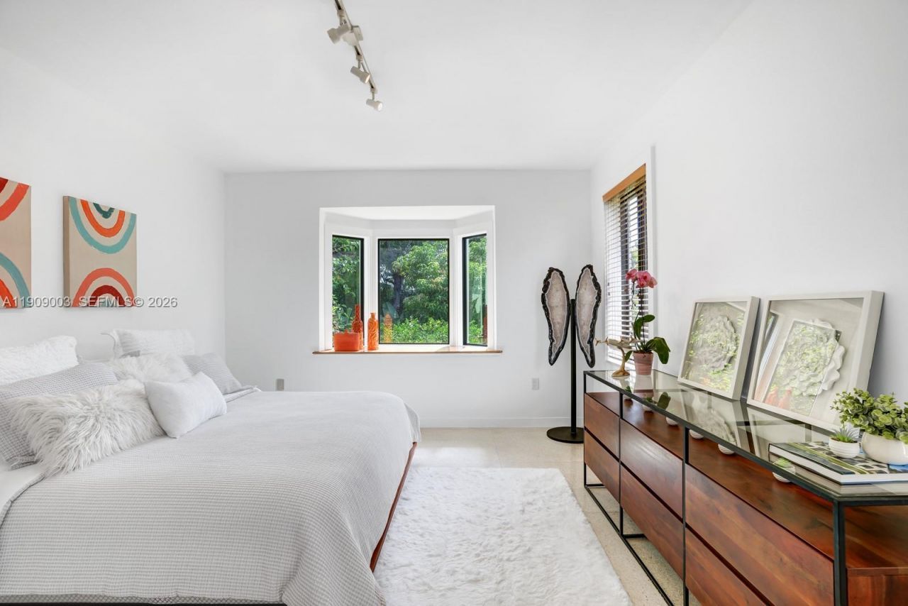 575 Hibiscus Ln, Miami, FL 33137 Photo