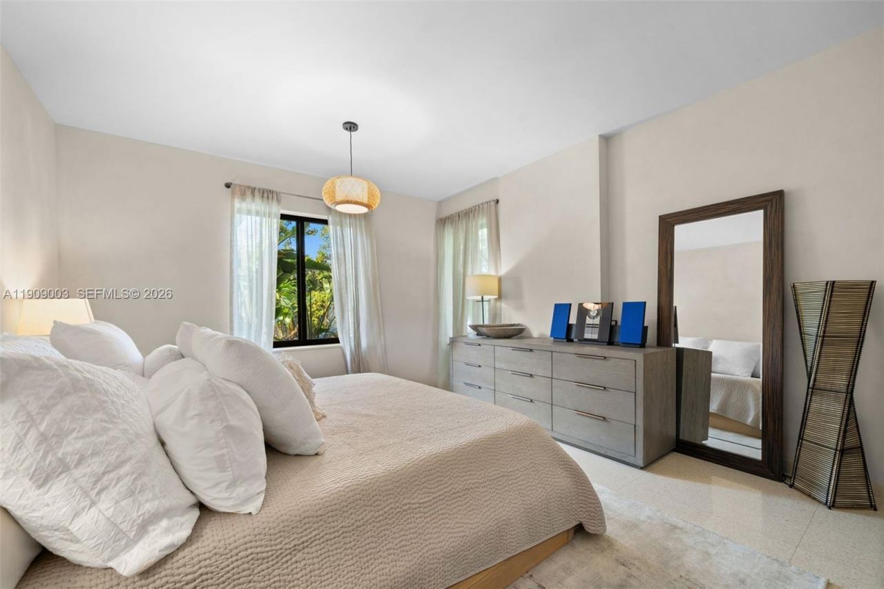 575 Hibiscus Ln, Miami, FL 33137 Photo