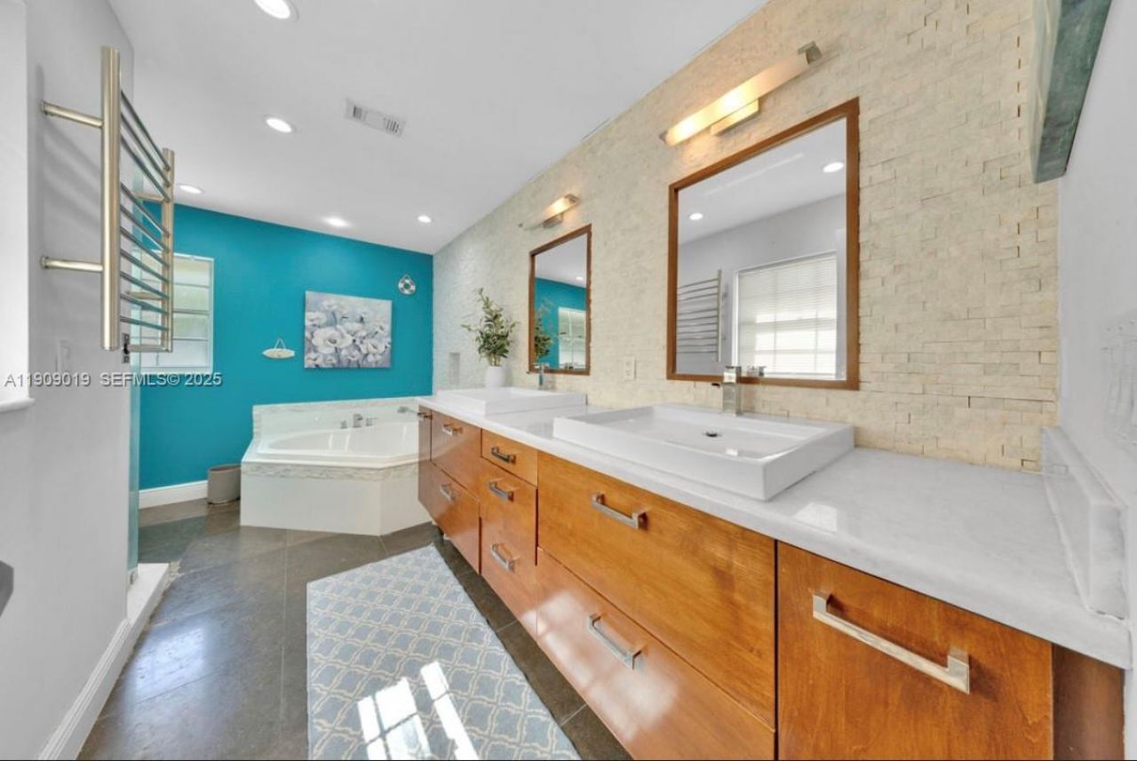 9933 NW 49th Ter, Doral, FL 33178 Photo