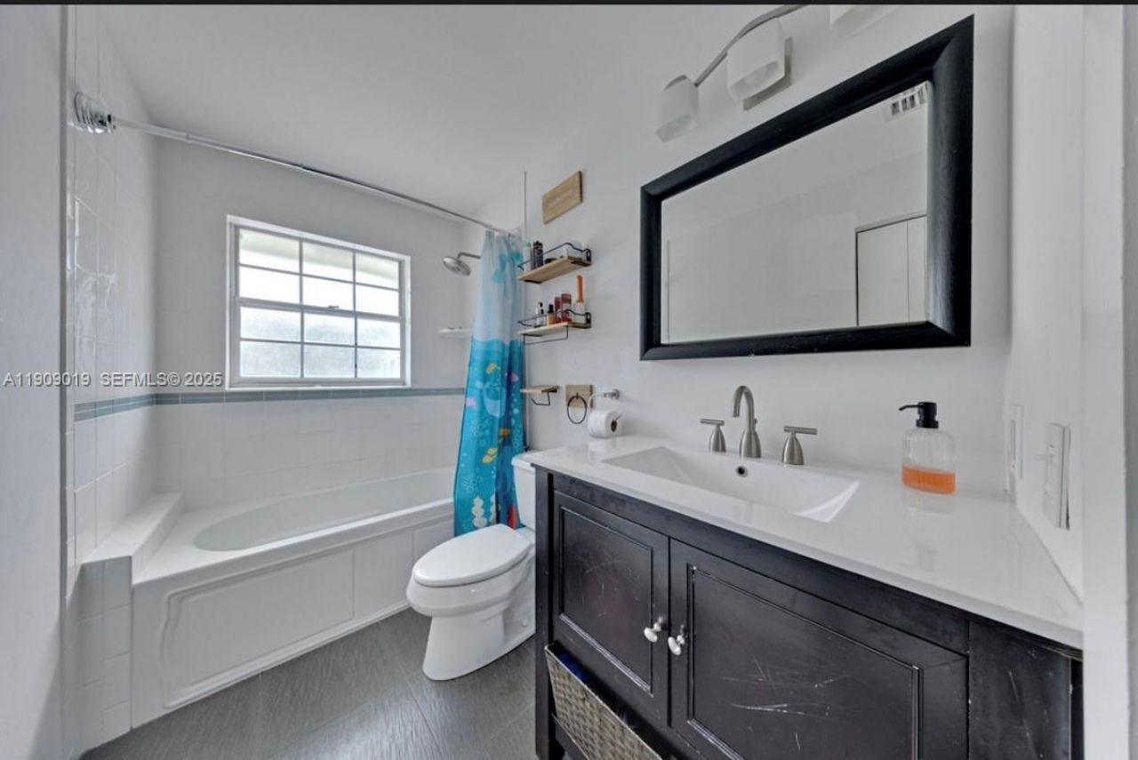 9933 NW 49th Ter, Doral, FL 33178 Photo