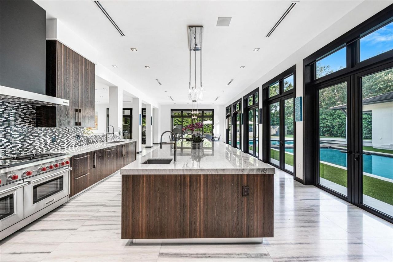 8961 SW 62nd Ct, Pinecrest, FL 33156 Photo