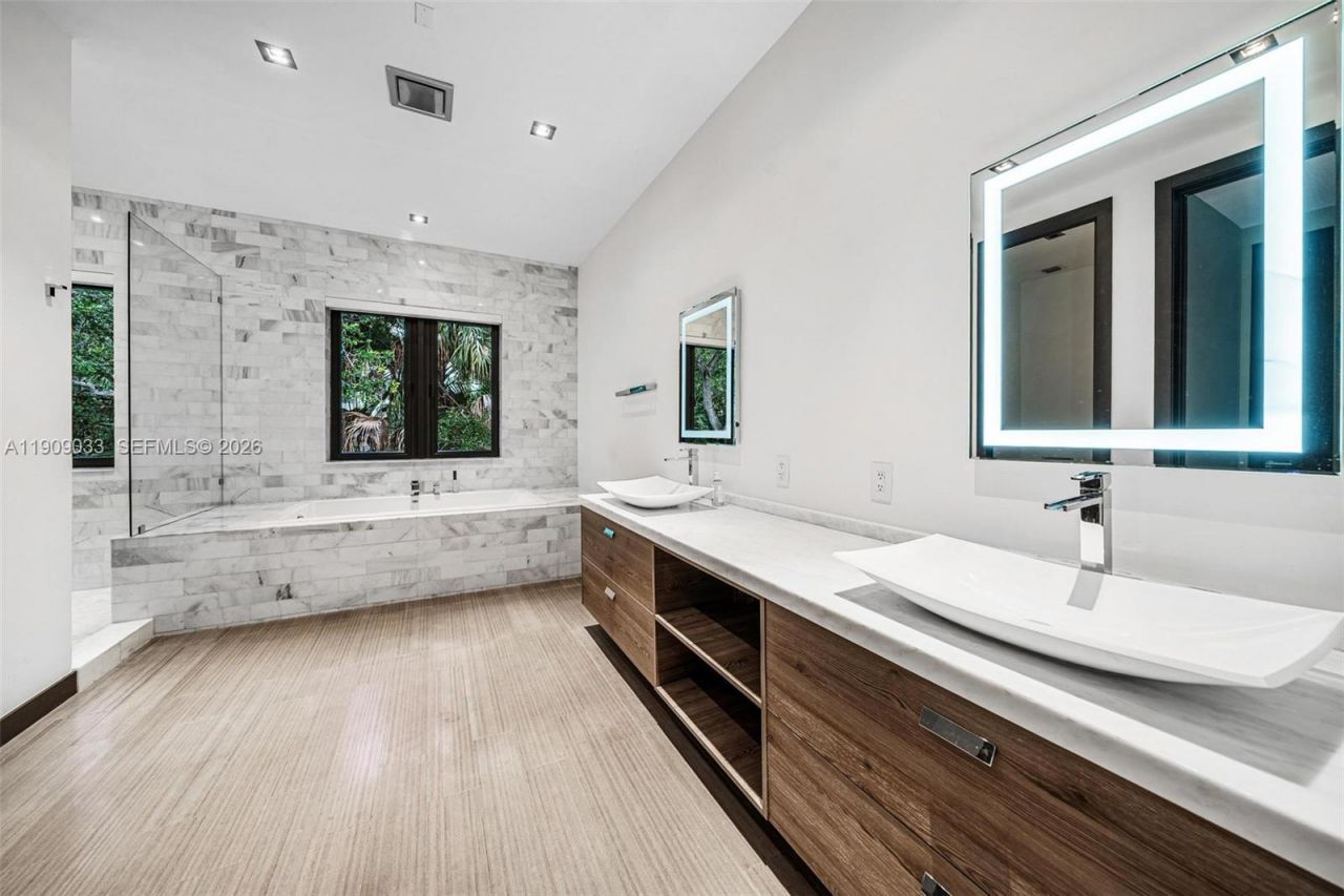 8961 SW 62nd Ct, Pinecrest, FL 33156 Photo