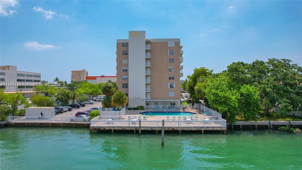 1455 N Treasure Dr, Unit 3R, North Bay Village, FL 33141 Photo