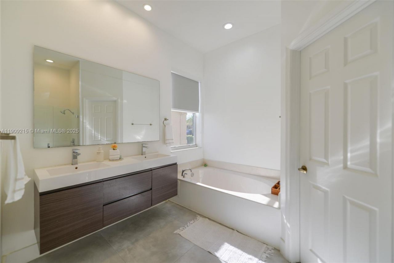 1868 Harbor View Cir, Weston, FL 33327 Photo