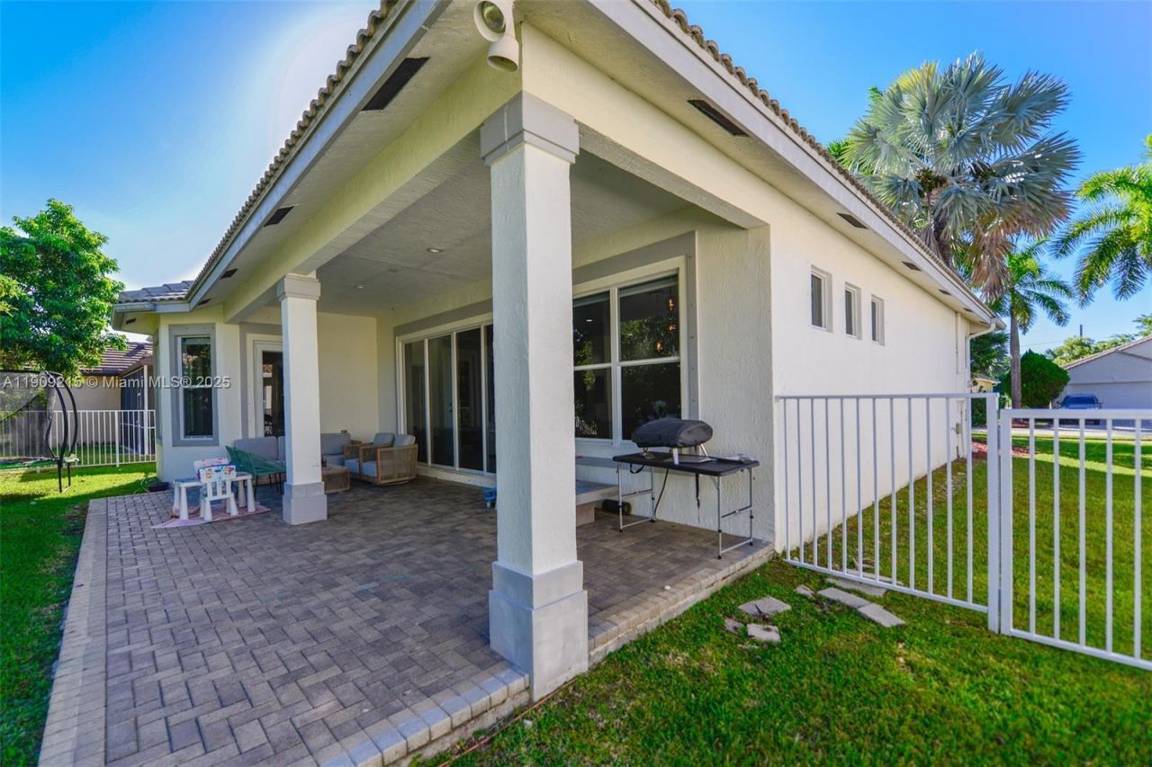 1868 Harbor View Cir, Weston, FL 33327 Photo