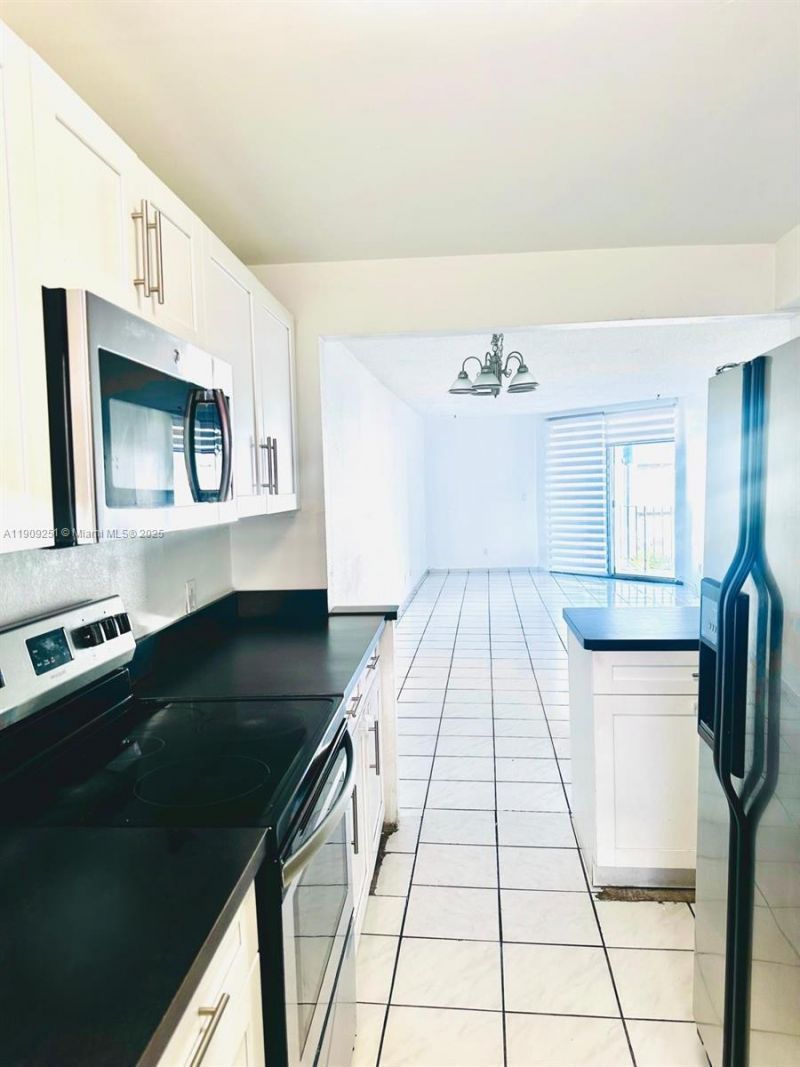 1750 W 46th St, Unit 535, Hialeah, FL 33012 Photo