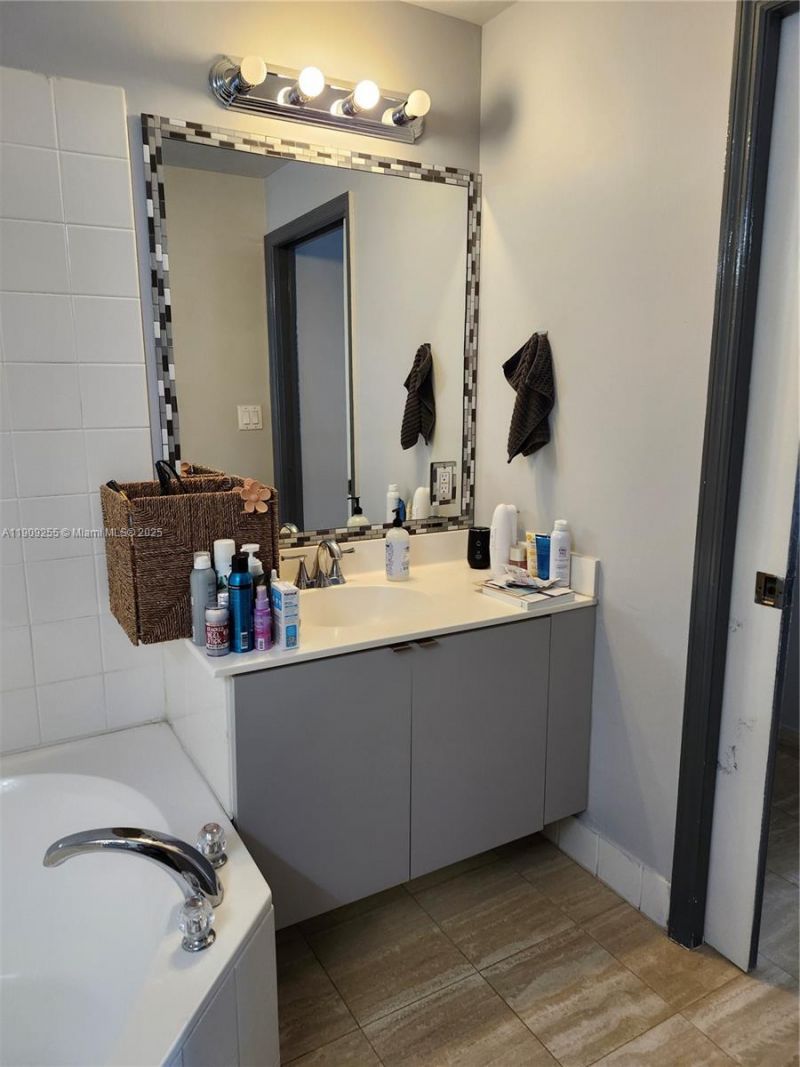 9805 NW 52nd St, Unit 312, Doral, FL 33178 Photo