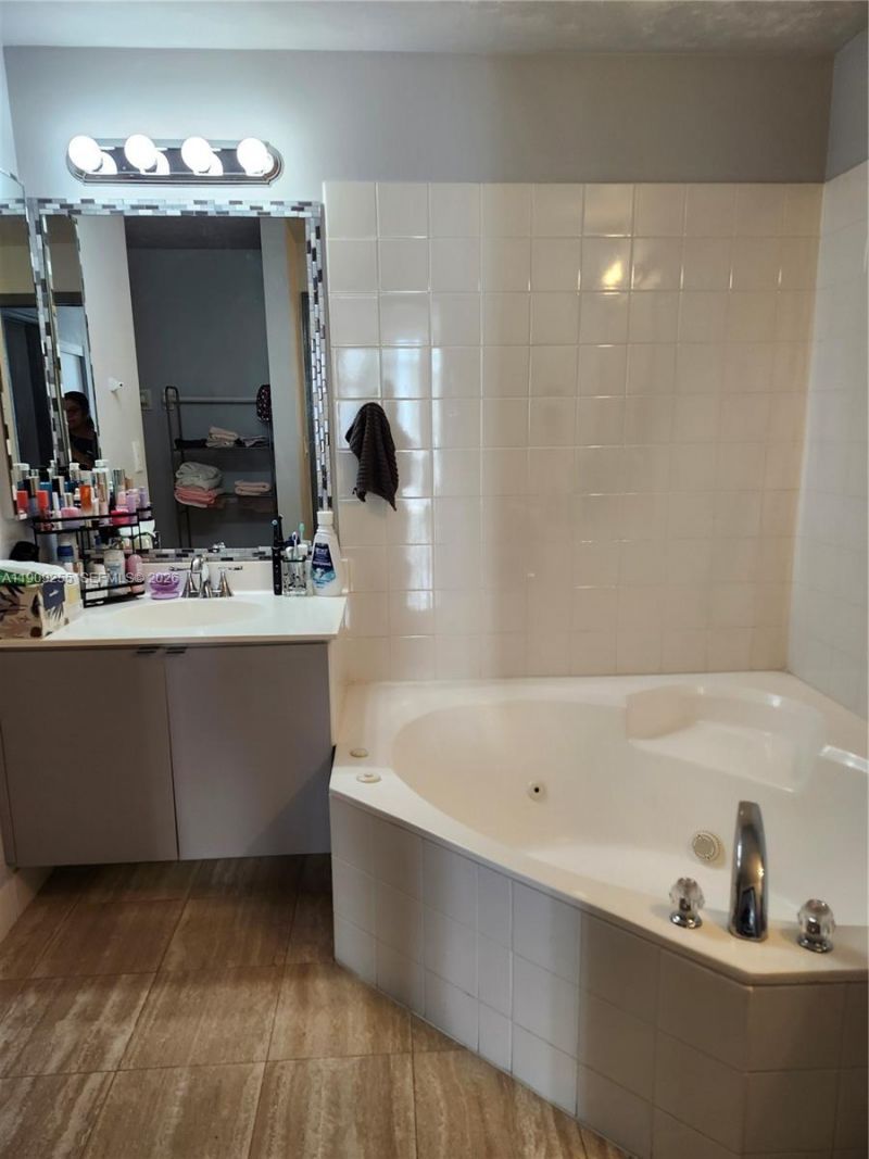 9805 NW 52nd St, Unit 312, Doral, FL 33178 Photo