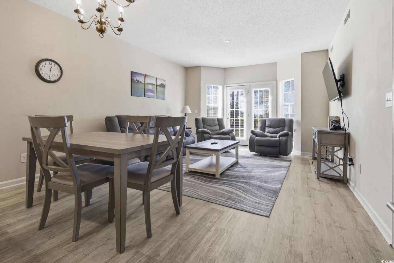 4590 Girvan Dr. Photo 6