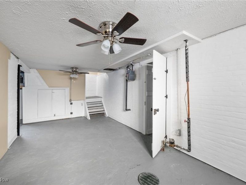 2027 Treadway Avenue, Cleveland, OH 44109 Photo 29