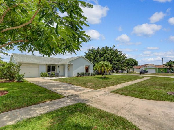 140 Village Circle, Jupiter, FL 33458