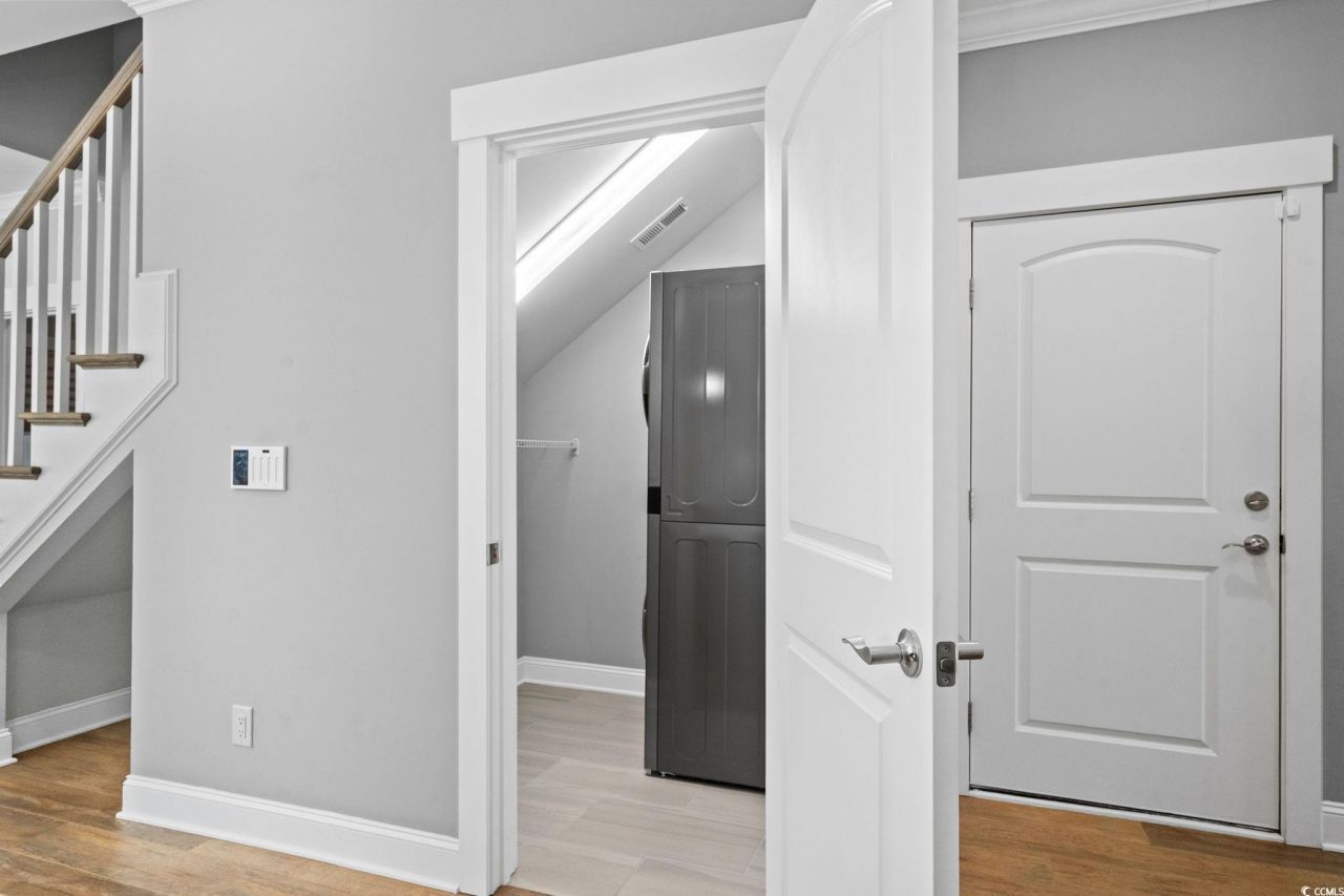 889 Hillmoore Ct. Photo 25