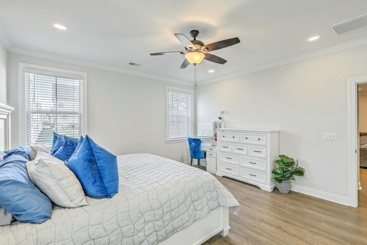 220 Old Grove Avenue Photo 22