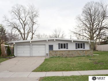 6211 Sunrise Road, Lincoln, NE 68510