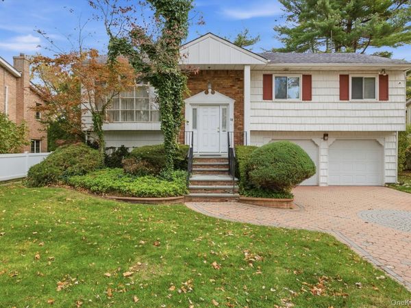 18 Dunhill Road, Manhasset Hills, NY 11040