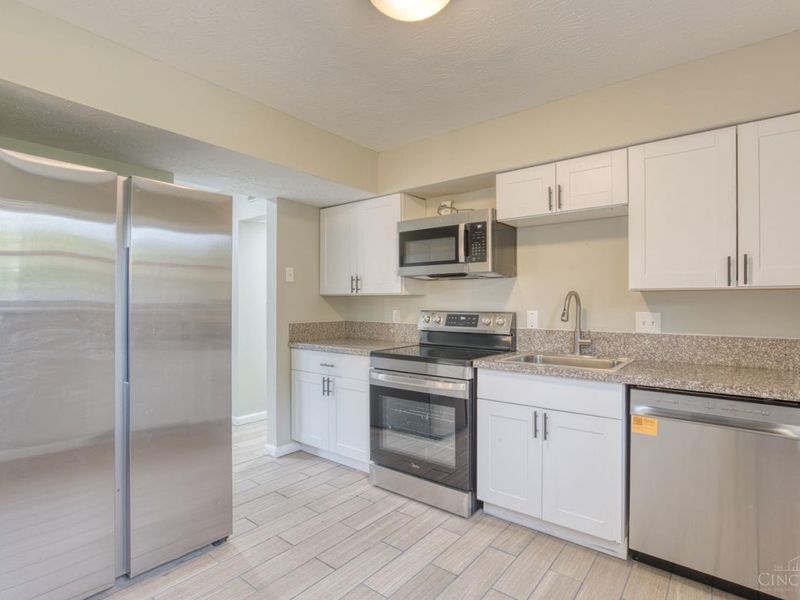 833 W Galbraith Road, Springfield Twp., OH 45231 Photo 6