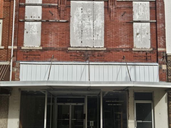 5 E Charles, Oelwein, IA 50662