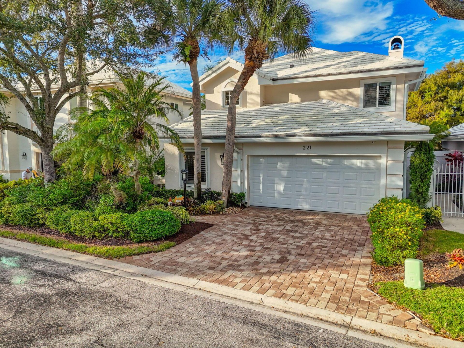 221 Canterbury Drive W, Palm Beach Gardens, FL 33418 Photo