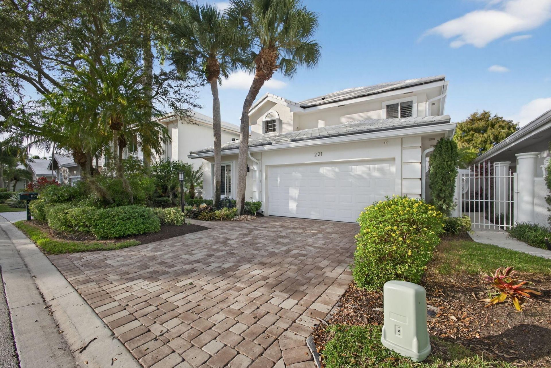 221 Canterbury Drive W, Palm Beach Gardens, FL 33418 Photo