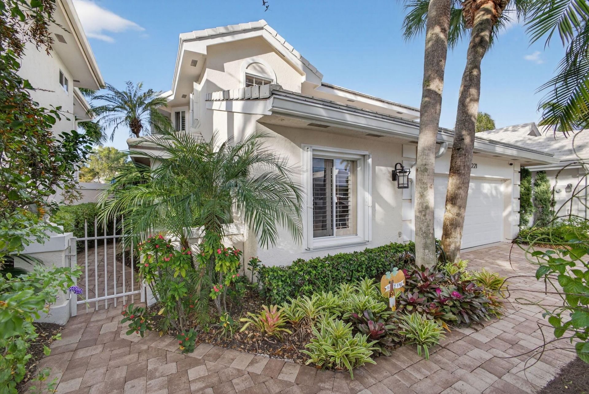 221 Canterbury Drive W, Palm Beach Gardens, FL 33418 Photo