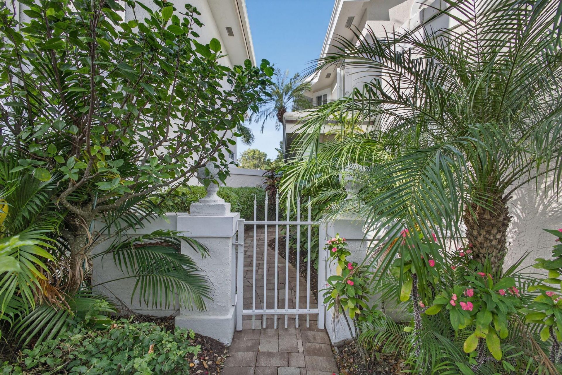 221 Canterbury Drive W, Palm Beach Gardens, FL 33418 Photo