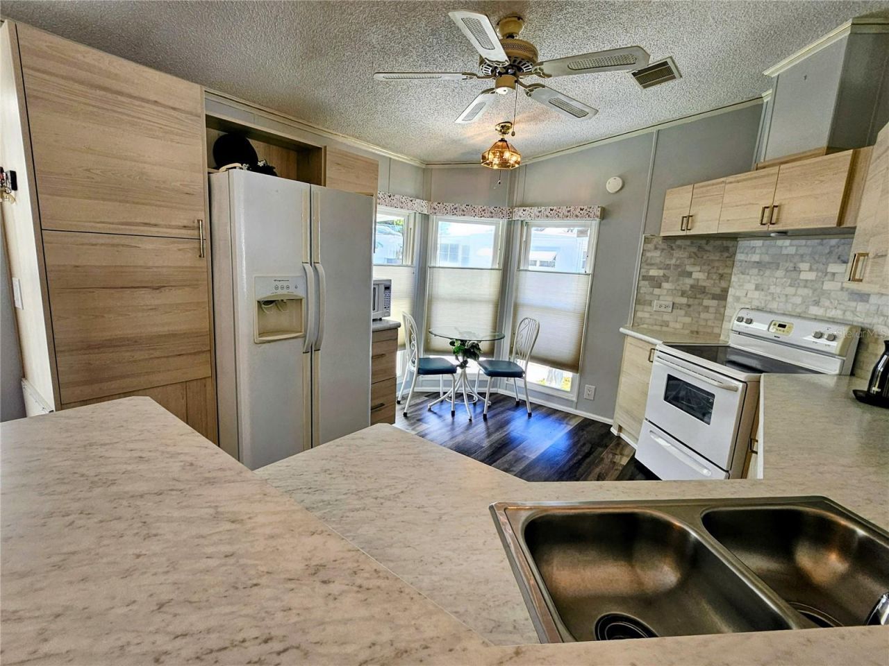 305 Oakwood Boulevard E, Sarasota, FL 34237 Photo