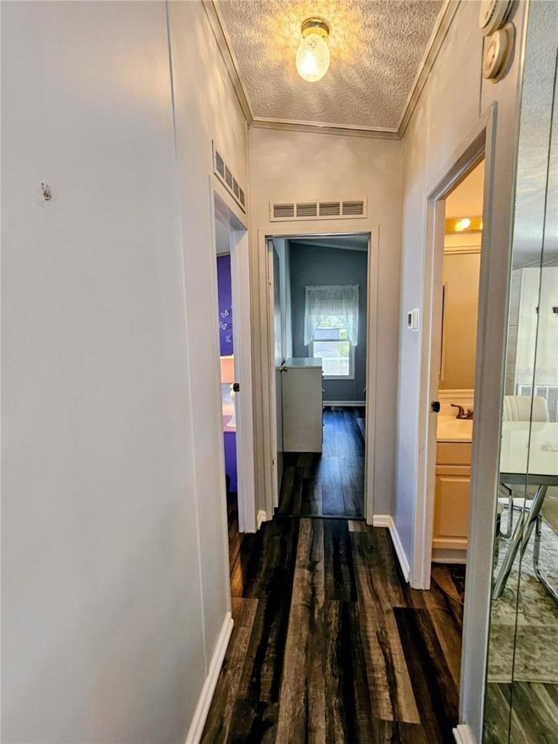 305 Oakwood Boulevard E, Sarasota, FL 34237 Photo