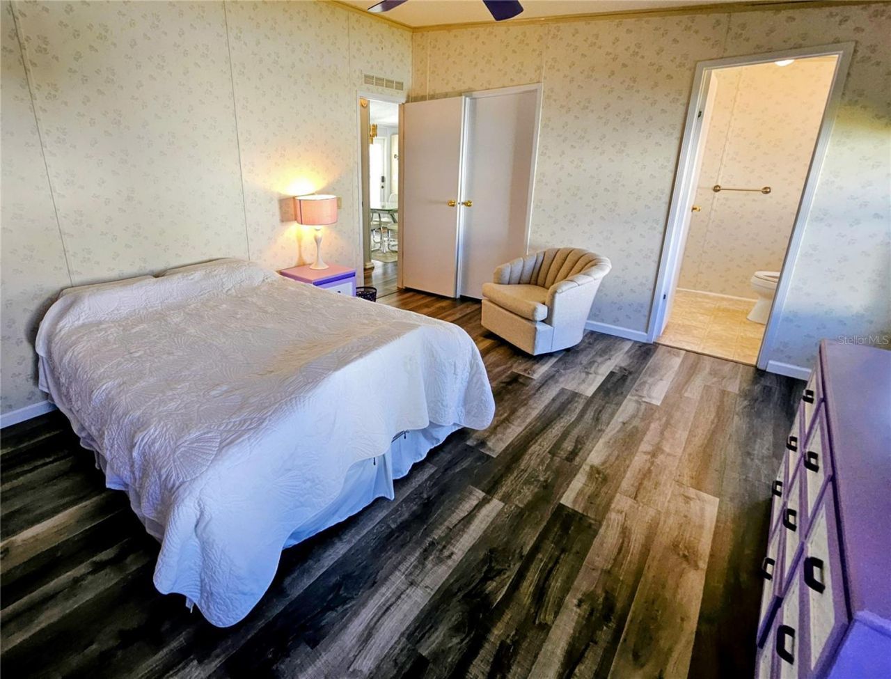 305 Oakwood Boulevard E, Sarasota, FL 34237 Photo