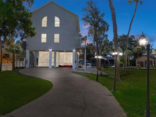 5272 TROPICAL POINT, WEEKI WACHEE, FL 34607