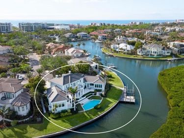 560 HARBOR POINT ROAD, LONGBOAT KEY, FL 34228