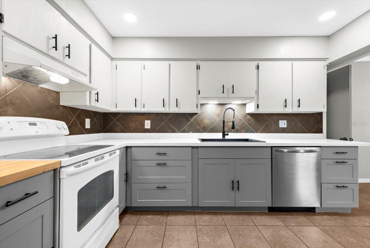 904 66th Avenue W, Bradenton, FL 34207 Photo