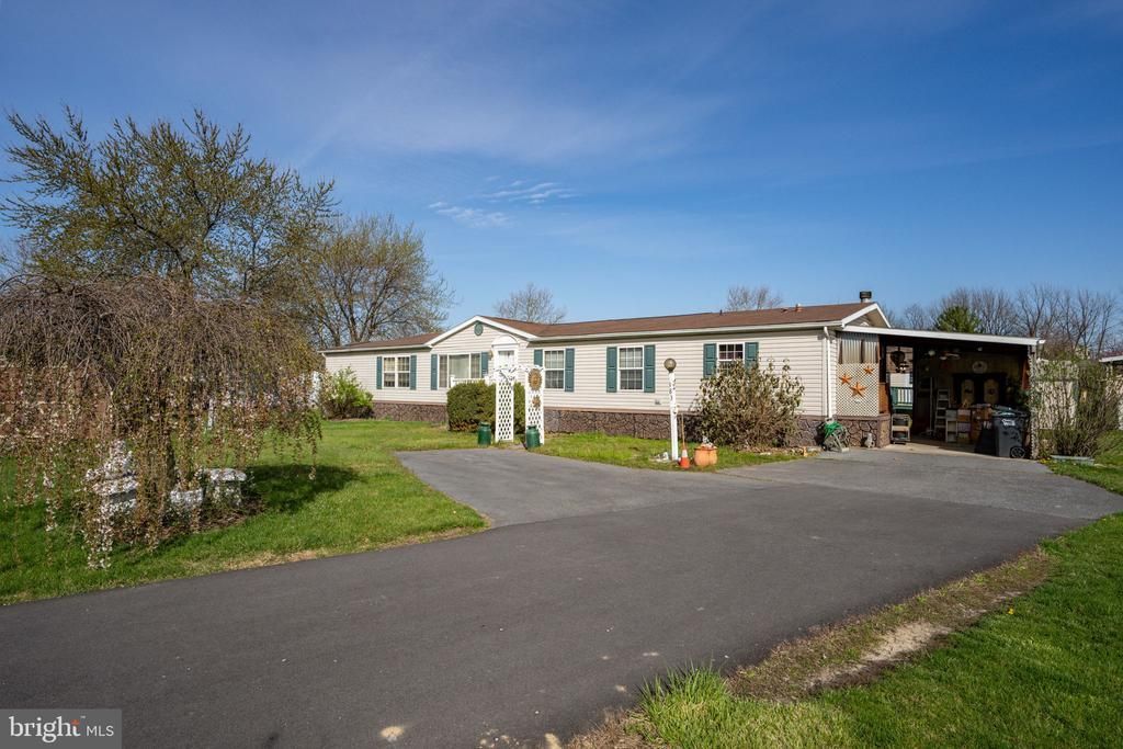 183 Greenbriar Dr S, Bath, PA 18014 Main Photo