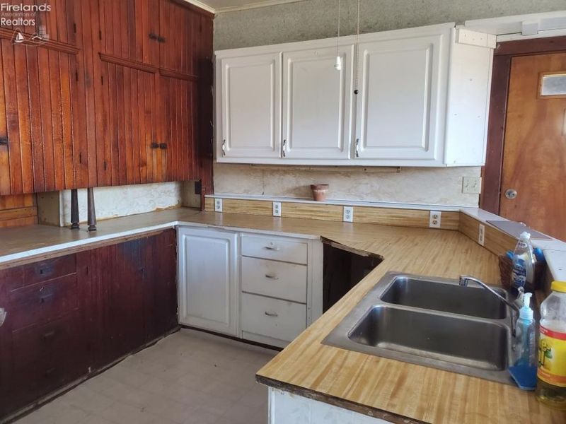 537 Third, Elyria, OH 44035 Photo 2