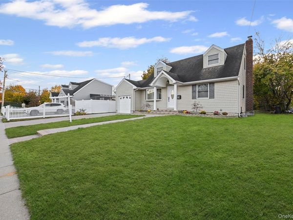 48 Circle Dr, Westbury, NY 11590