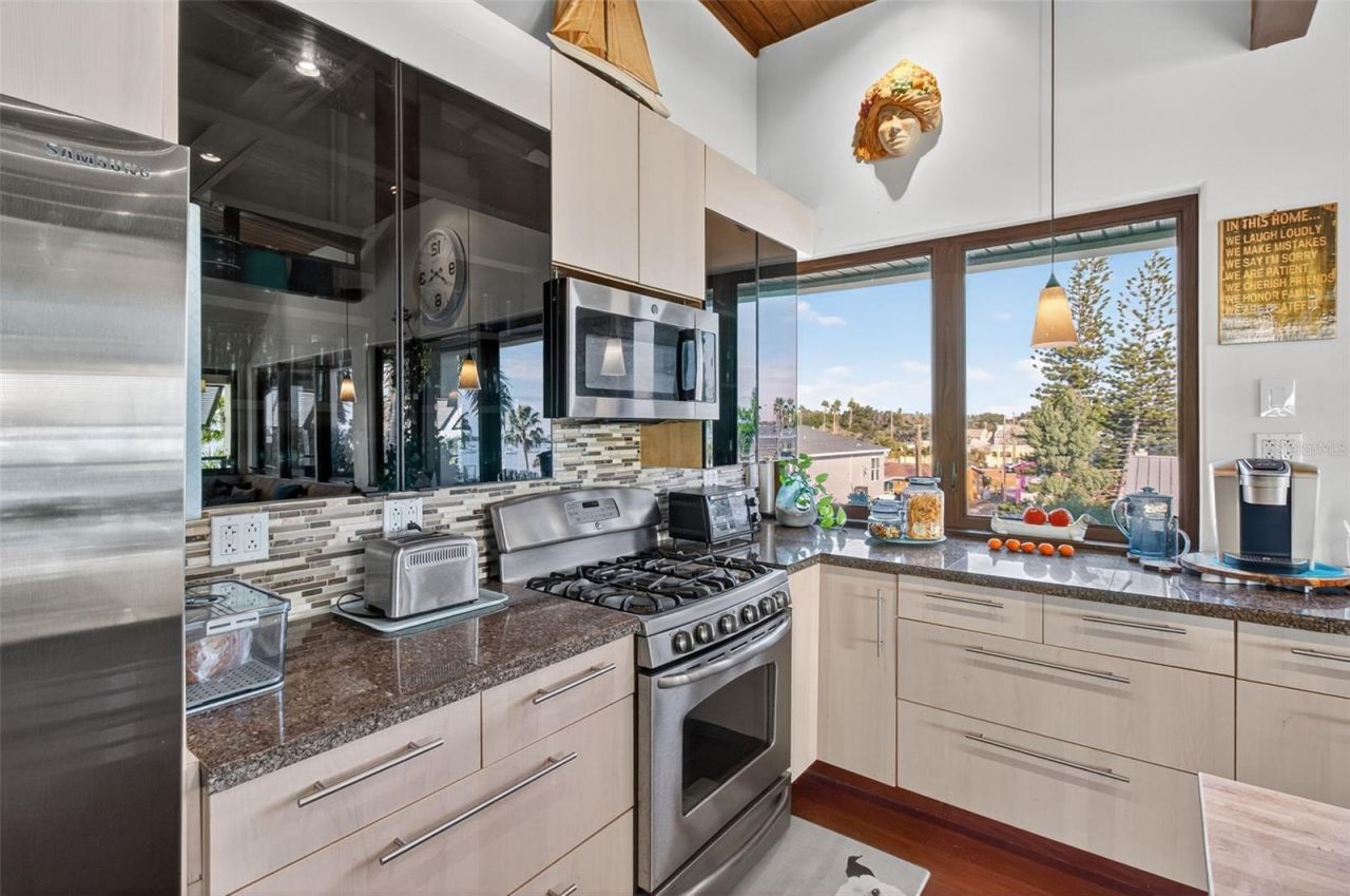 5659 Shore Boulevard S, Gulfport, FL 33707 Photo