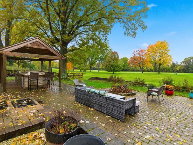 1539 Clubview Boulevard S, Columbus, OH 43235 Photo 2