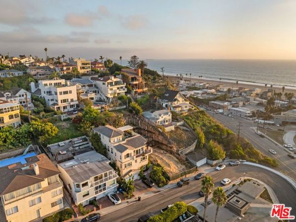 210 Montreal Street, Los Angeles, CA 90293