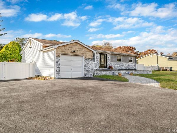 27 Kenwood Drive, Bohemia, NY 11716