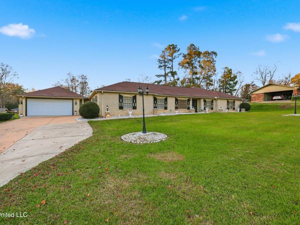 206 Plantation Drive, Vicksburg, MS 39183