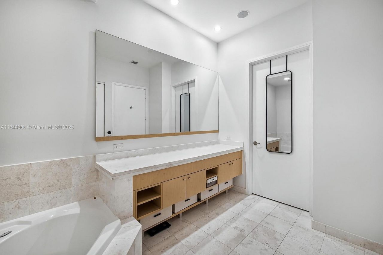 900 Brickell Key Blvd, Unit 2005, Miami, FL 33131 Photo