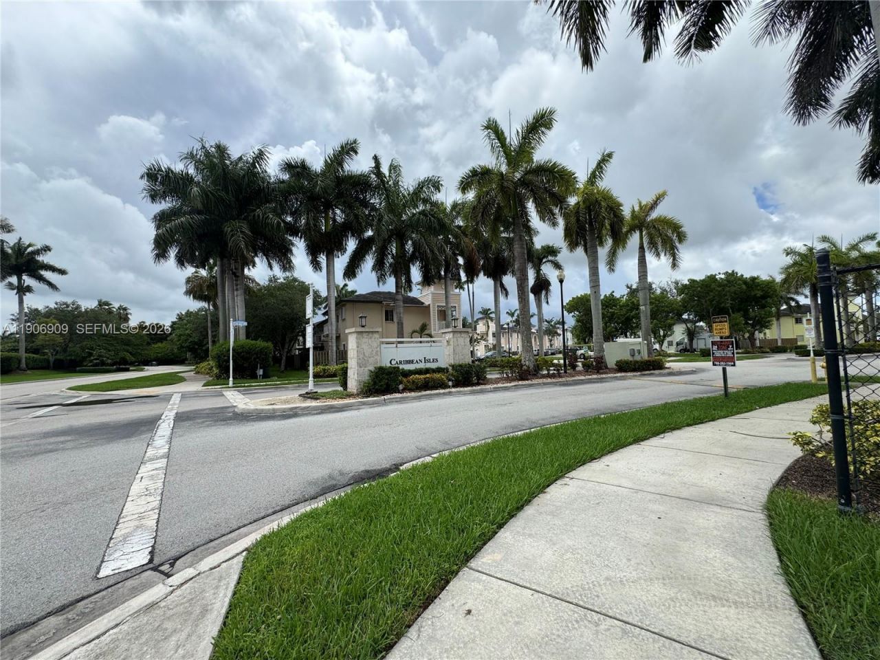 2590 NE 3rd Dr, Unit 203, Homestead, FL 33033 Photo