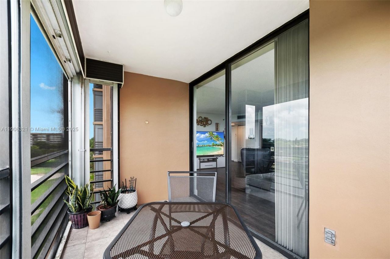 1000 Sain Charles Place, Unit 604, Pembroke Pines, FL 33026 Photo