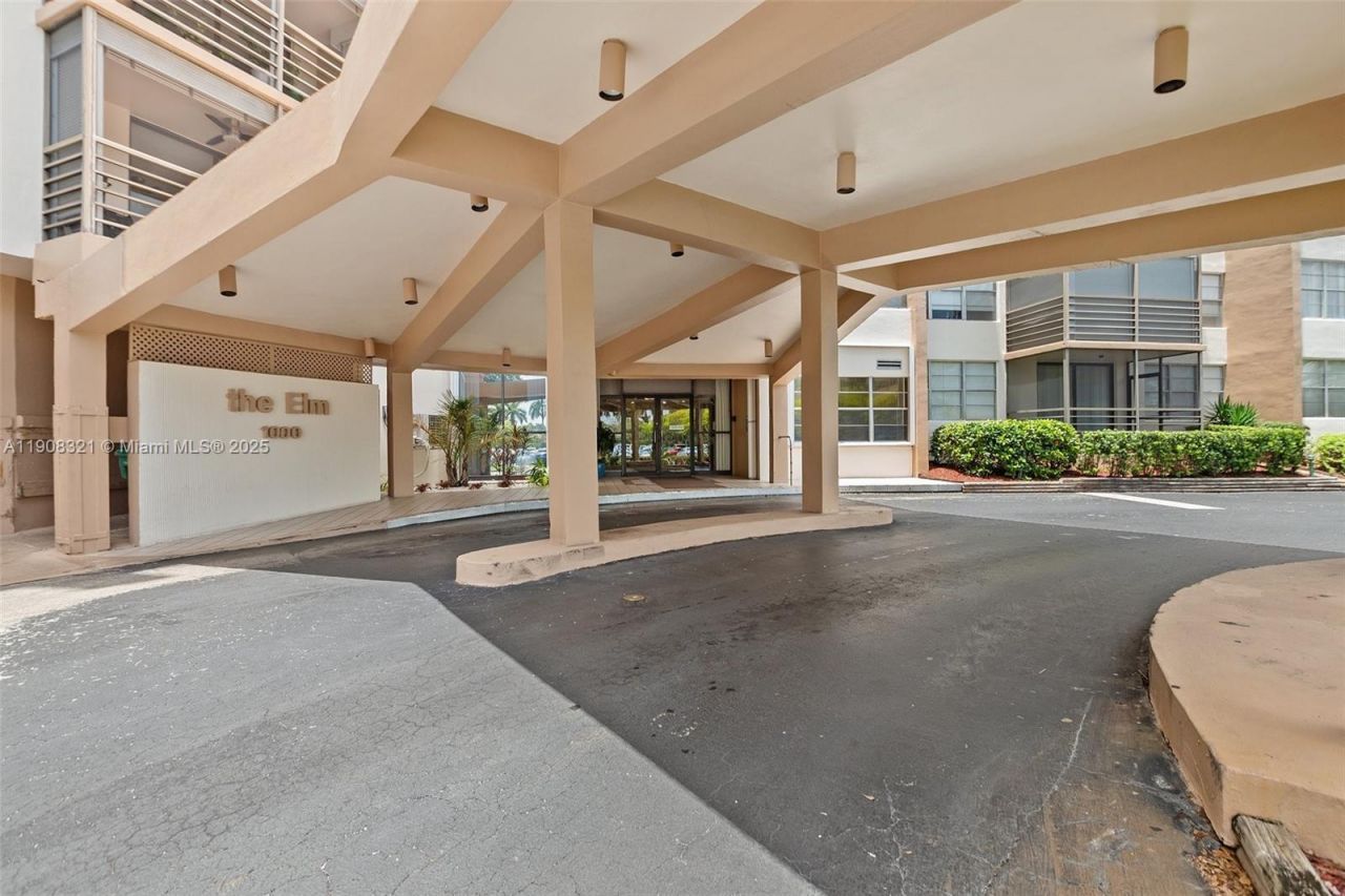 1000 Sain Charles Place, Unit 604, Pembroke Pines, FL 33026 Photo